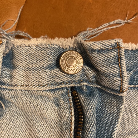 Abercrombie $ Fitch Annie high rise shorts in light wash - Picture 4 of 5
